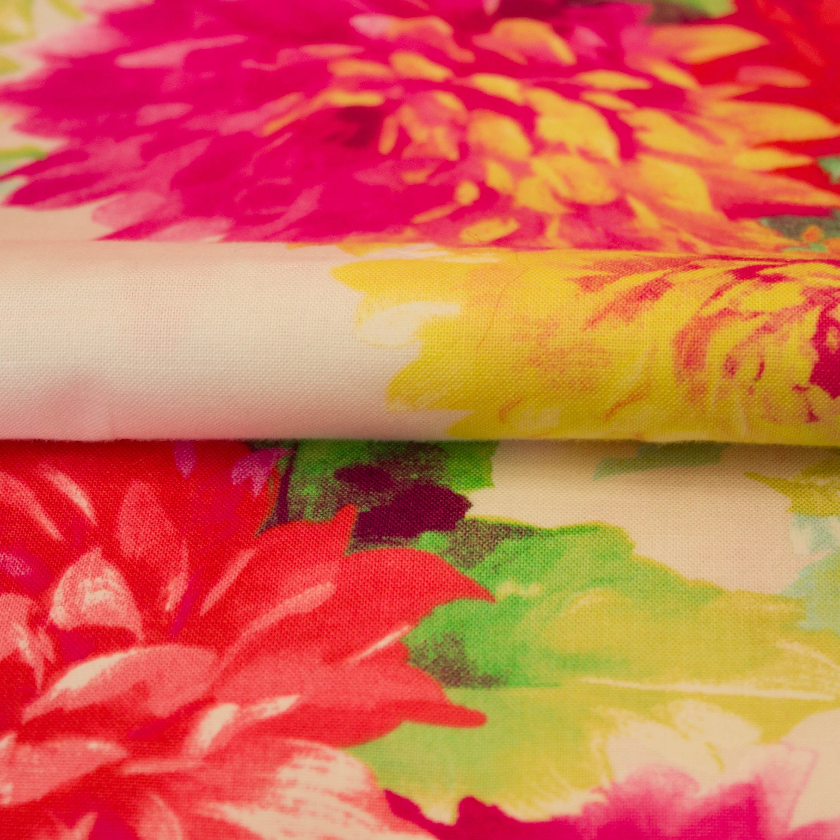 Katoen wit met witte en roze bloemen
